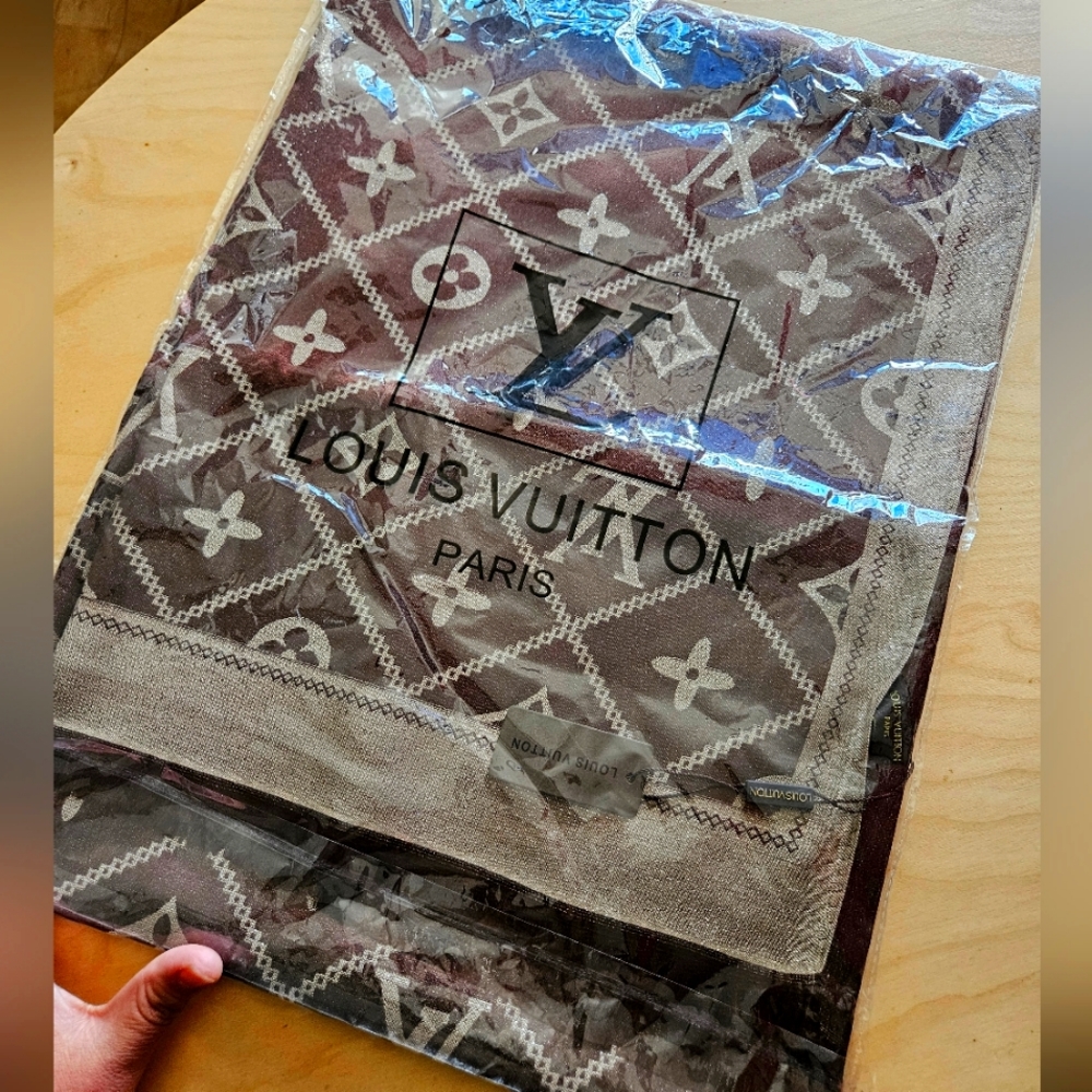 Unisex Louis Vuitton Scarf Luxury item Brand new with Tags in Original Bag